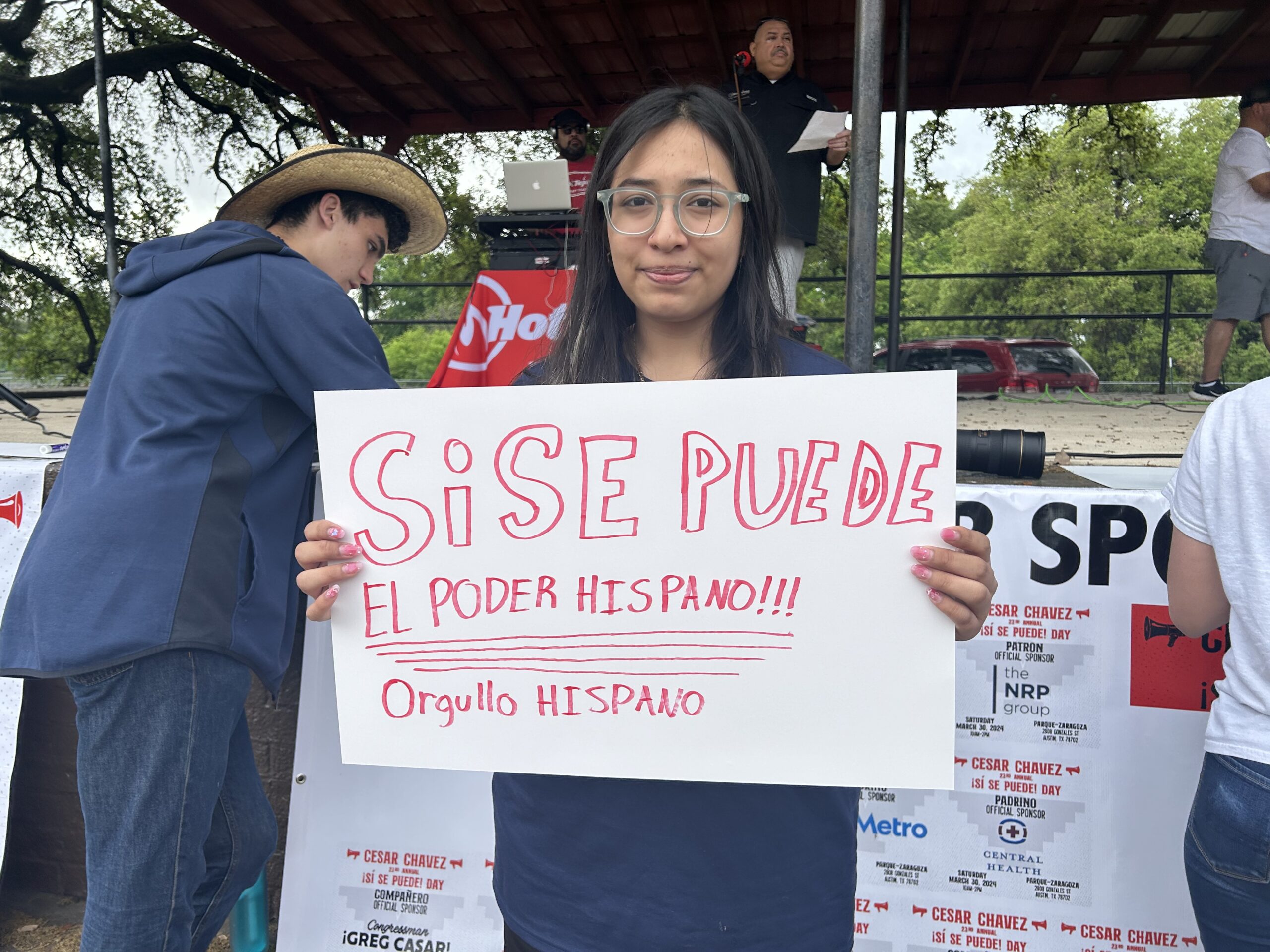 Young woman holding Si Se Puede sign